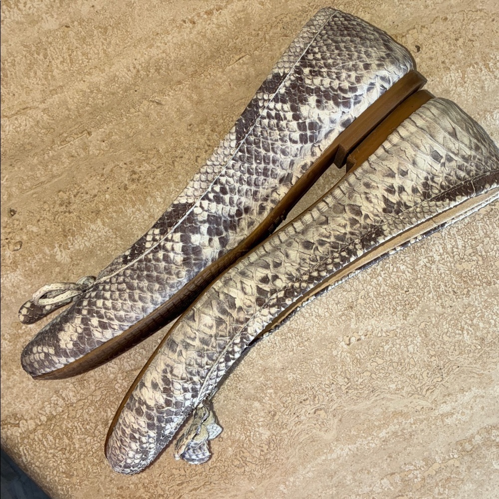 Stuart Weitzmsn Ballet Flat, Women 9.5, tan & cream Snakeskin with bow. EUC - Picture 8 of 16